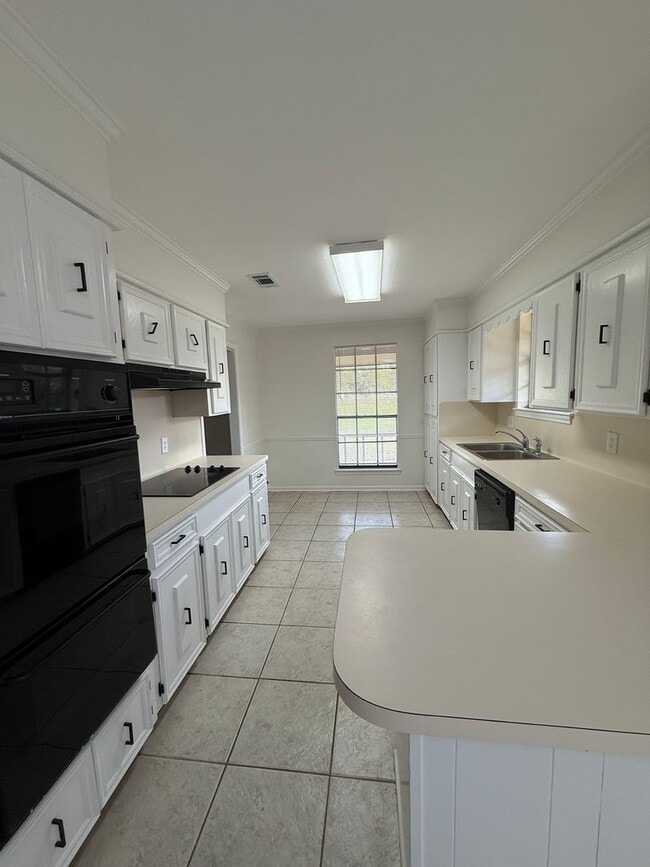 Building Photo - Must see this Beautiful Remolded 4 Bedroom 2.5 Bath Home in Walker