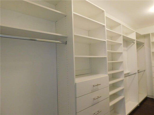 Building Photo - 330 La Perla Dr
