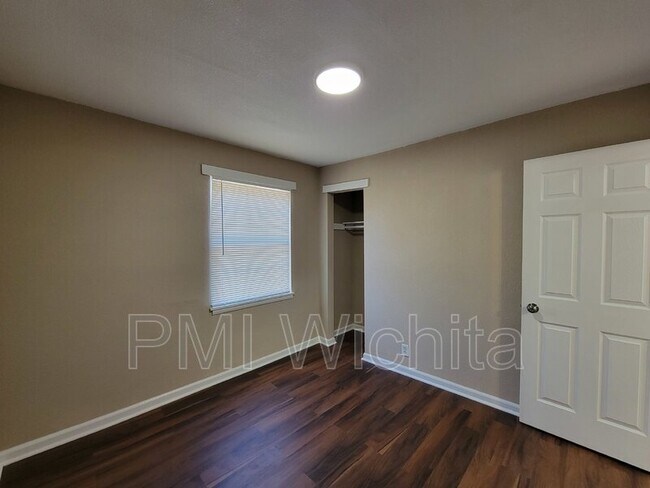Building Photo - 2557 N Park Pl