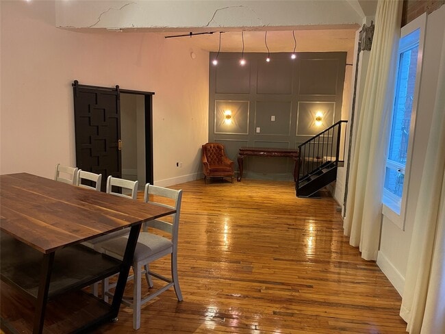 Building Photo - 705 Main St