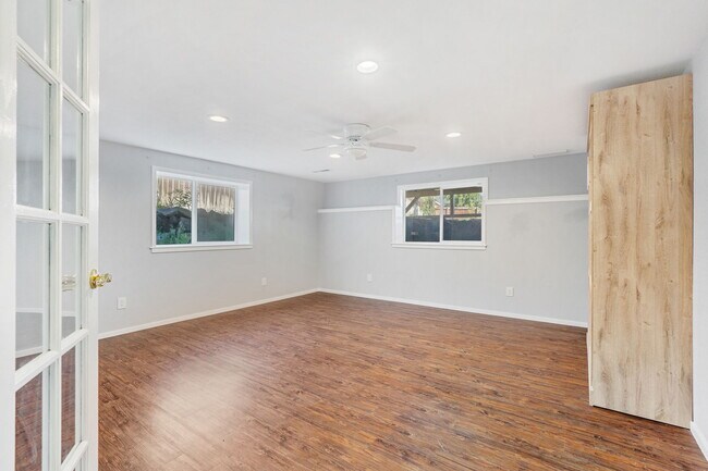 Building Photo - 910 W Chaperon Peak Dr