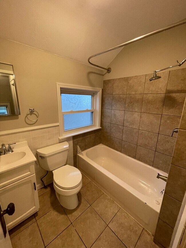 Building Photo - AVAILABLE Immediately! - Gorgeous 3 Bedroom 1 Bath Single Family Home!