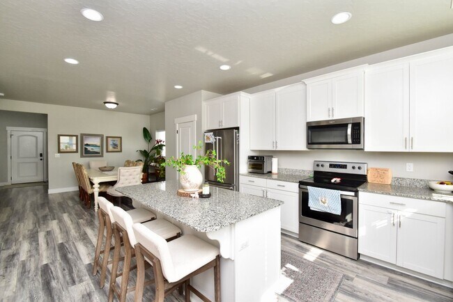 Building Photo - Spacious 5 Bed in Herriman Home in Prime Location!
