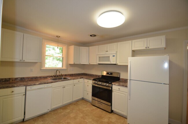 Building Photo - Three Bedroom Home Near UNC