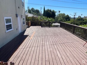 Building Photo - 2 bedrooms remodeled duplex with a spaciou...