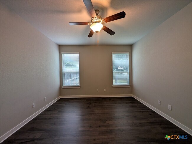 Building Photo - 546 Creekside Frst