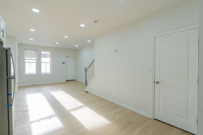 Building Photo - Newly Rehabbed 4 bedroom 2 full bathrooms ...