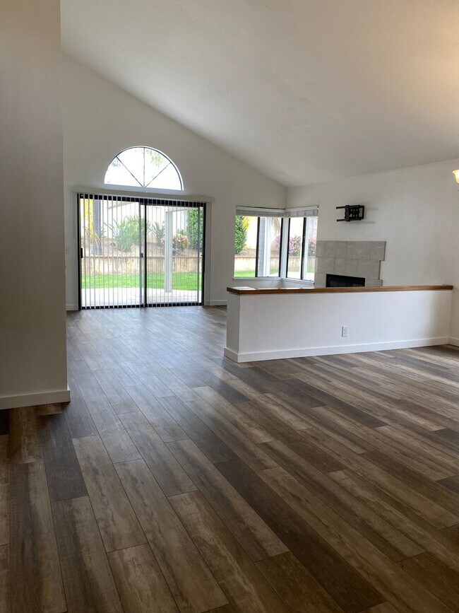 Building Photo - Single Story RSM house with HUGE yard!