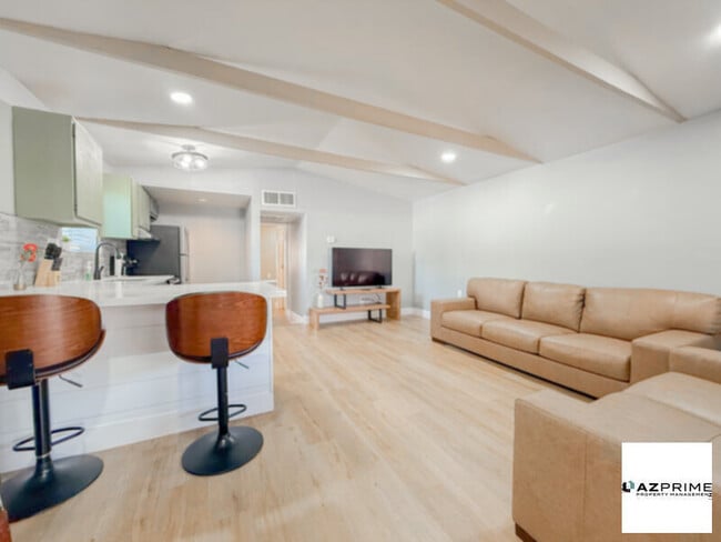 Building Photo - Make Yourself at Home in This Cozy 1/1 Phoenix Apartment, Nestled in an Intimate Triplex Setting.