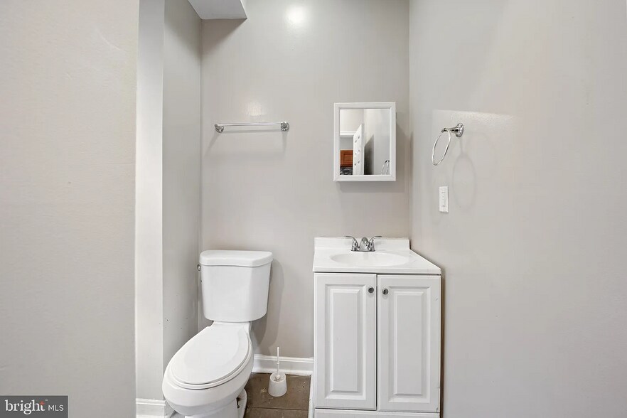 Building Photo - 1610 Dyre St