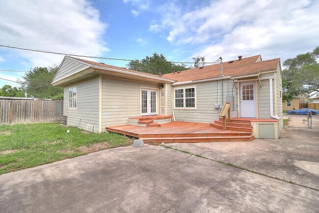 Building Photo - 722 Ralston Ave