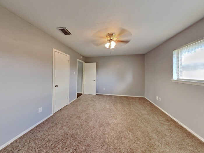 Building Photo - 722 E Brown Ln