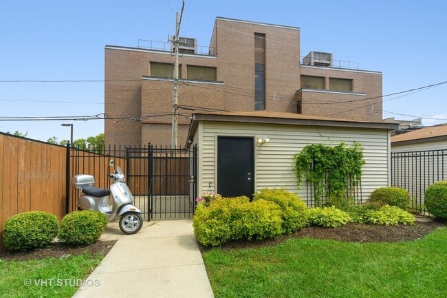 Building Photo - 2042 W Warren Blvd