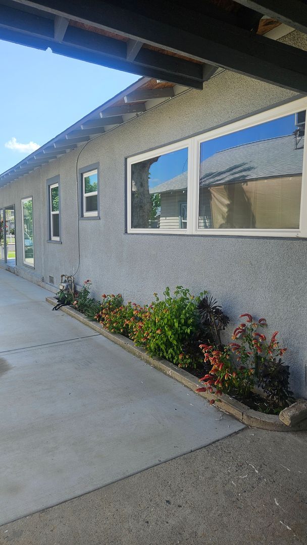 Building Photo - Charming house in Dinuba