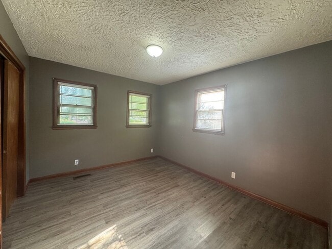 Building Photo - Cute 3 Bedroom Home Available Now