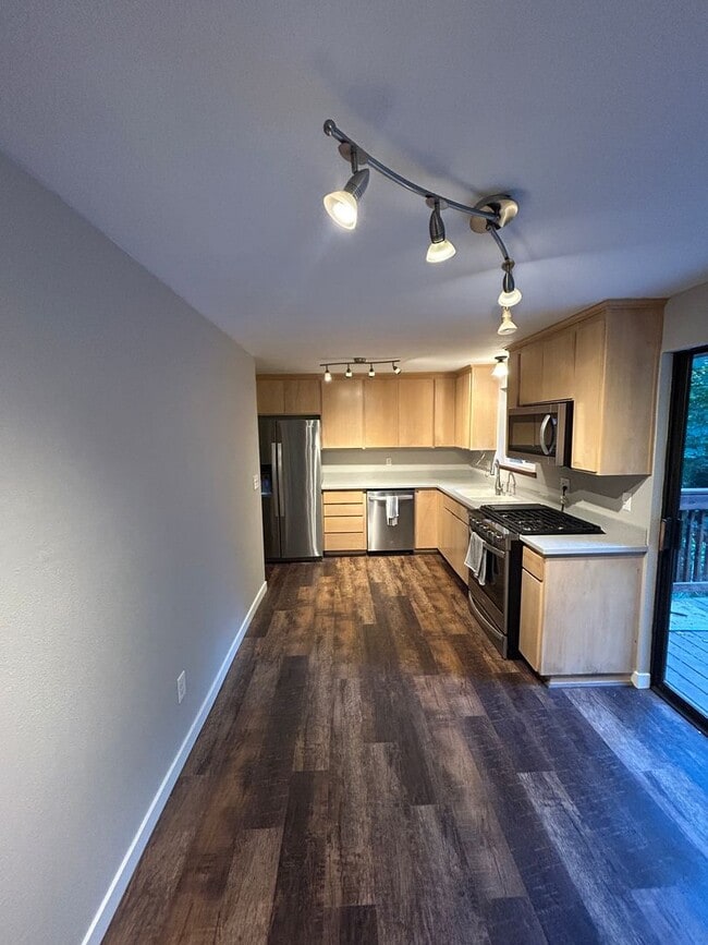 Building Photo - 5 bed, 2 bath Covington Home w/2-car garag...