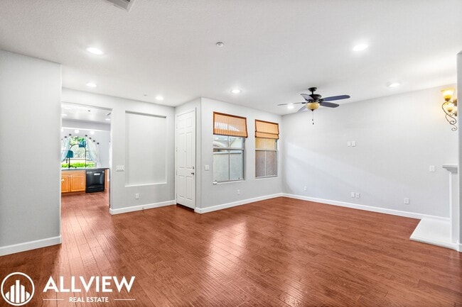 Building Photo - Stunning 3 Bedroom, 2.5 Bath in Sought-After Woodbury Community