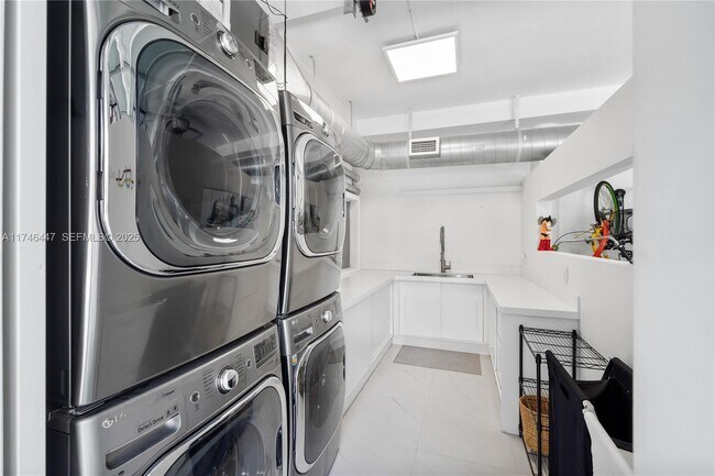 Building Photo - 227 E Dilido Dr