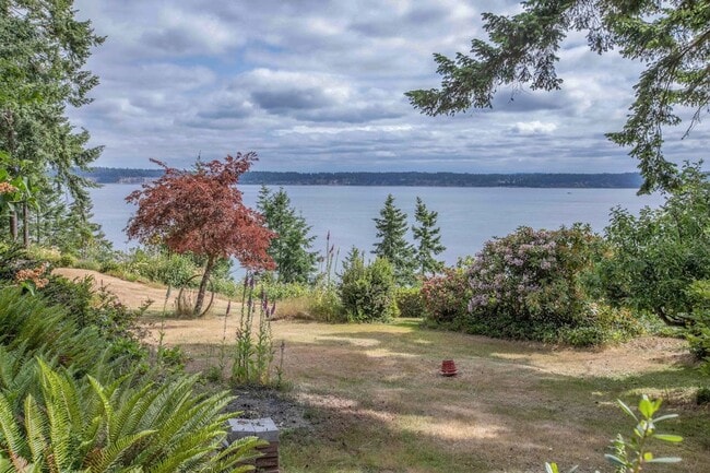 Building Photo - Gorgeous Langley Home With Water View and ...