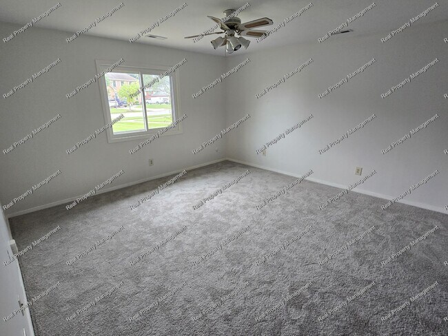 Building Photo - Two Bed Two Bath Munster Condo