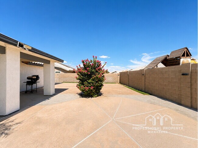Building Photo - 4-bedroom, 3-bathroom home in Parkway Place