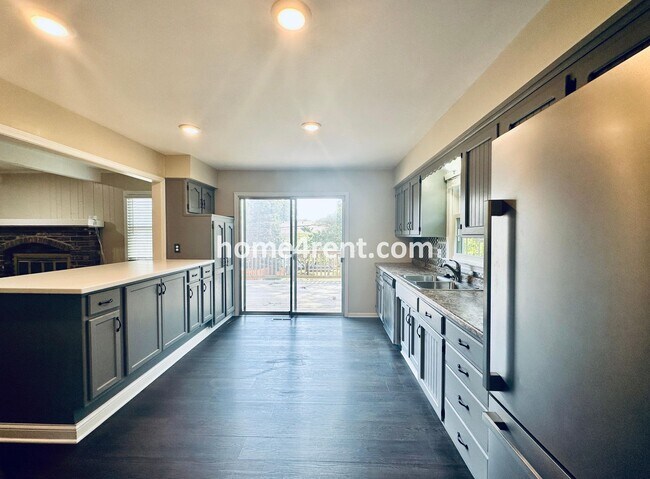 Building Photo - Cozy Ranch Home in Shawnee w/ Plenty of Natural Light, Wood Floors Throughout and an Updated Kitc...