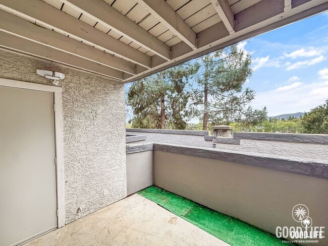 Building Photo - Great 2B/2BA Condo in Carmel Mountain Ranch w/ Community Pool, W/D, & Reserved Parking!