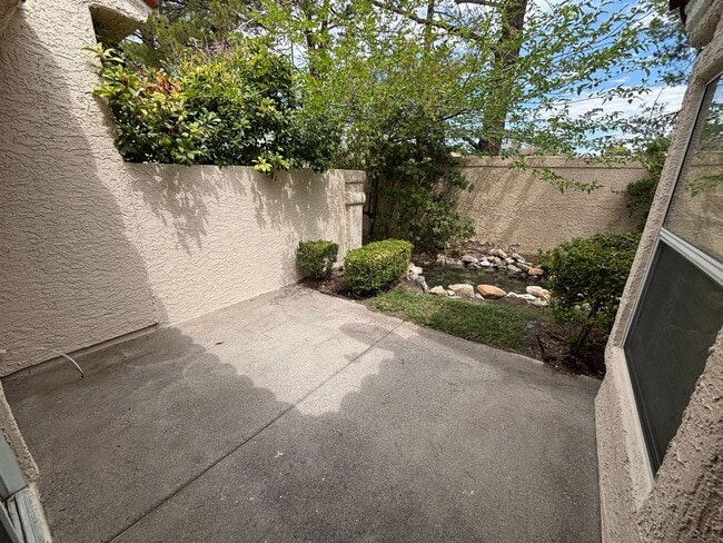 Building Photo - Beautiful 3 bed 2.5 bath townhouse in Spanish Trails!