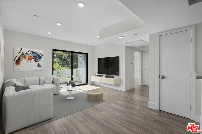 Building Photo - 5030 Rosewood Ave