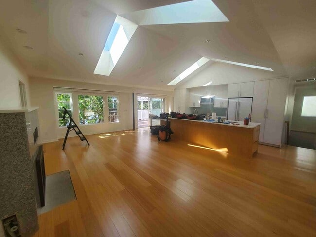 Building Photo - Prime Wallingford location 4 bed, 3 bath w...