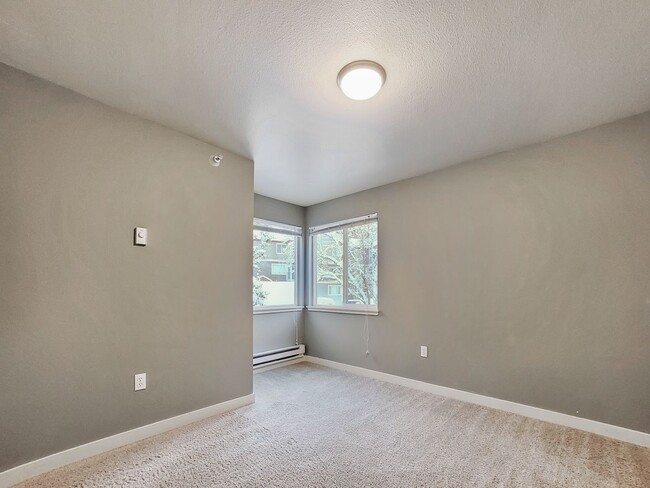 Building Photo - Modern Top-Floor 2BR/2BA Near Downtown Iss...