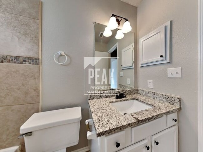Building Photo - Beautiful 3Bed/2Bath Home ready for a JULY...