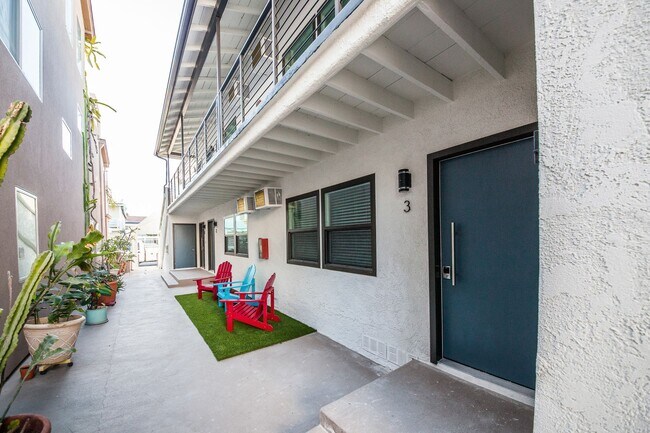 Building Photo - Beautiful Studio Apartment in Belmont Shor...