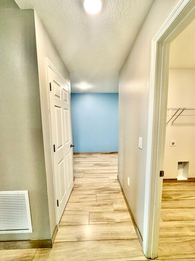 Building Photo - Beautiful 4-Bed, 2-Bath Home in a Prime Location!