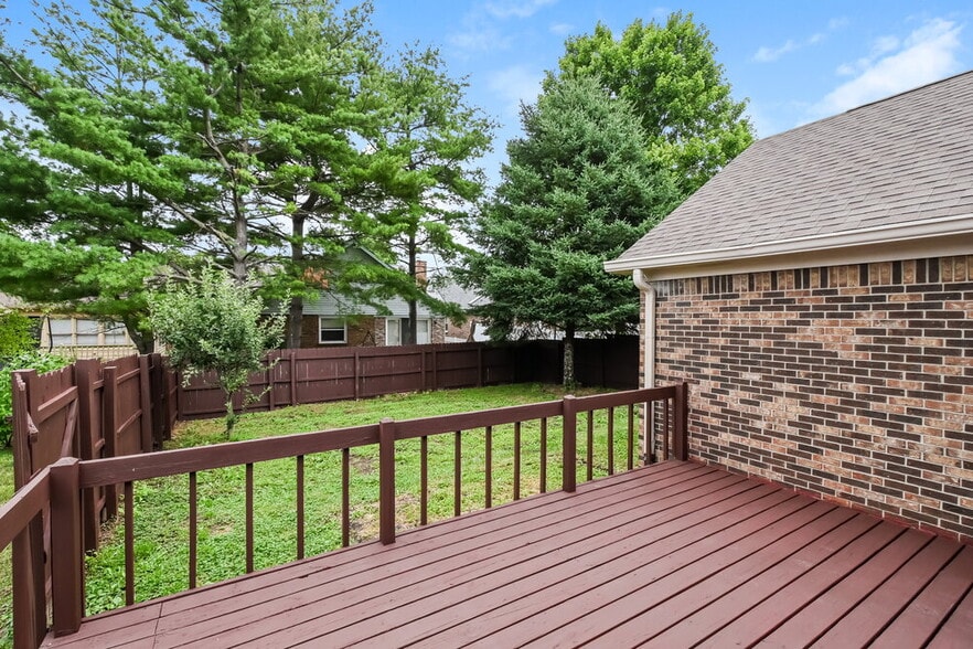 Building Photo - 1068 W Southport Rd