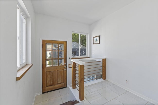 Building Photo - 422 E Whittier St
