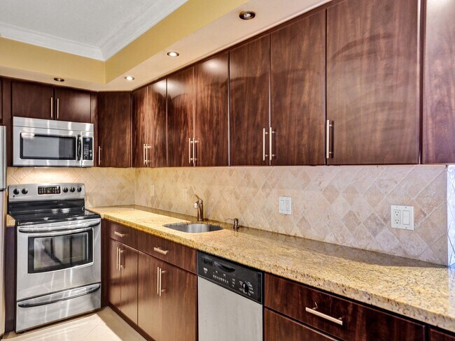 Building Photo - Beautiful 2 bedroom 1.5 bath Condo