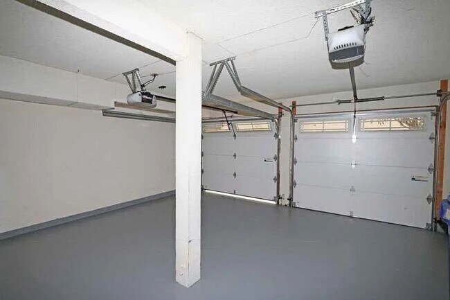 Building Photo - Spacious 2 Bedroom 2-1/2 Bathroom Townhome with 2-car garage in La Jolla near UCSD