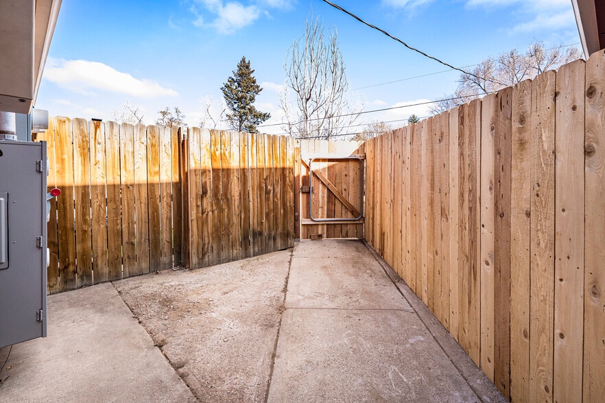 Smaller Exclusive Use Private Fenced Patio/Backyard - 4502 Everett Ct