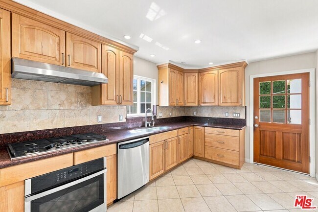 Building Photo - 8845 Glider Ave