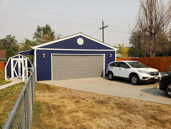 2 car garage and ample driveway parking - 836 Scranton St