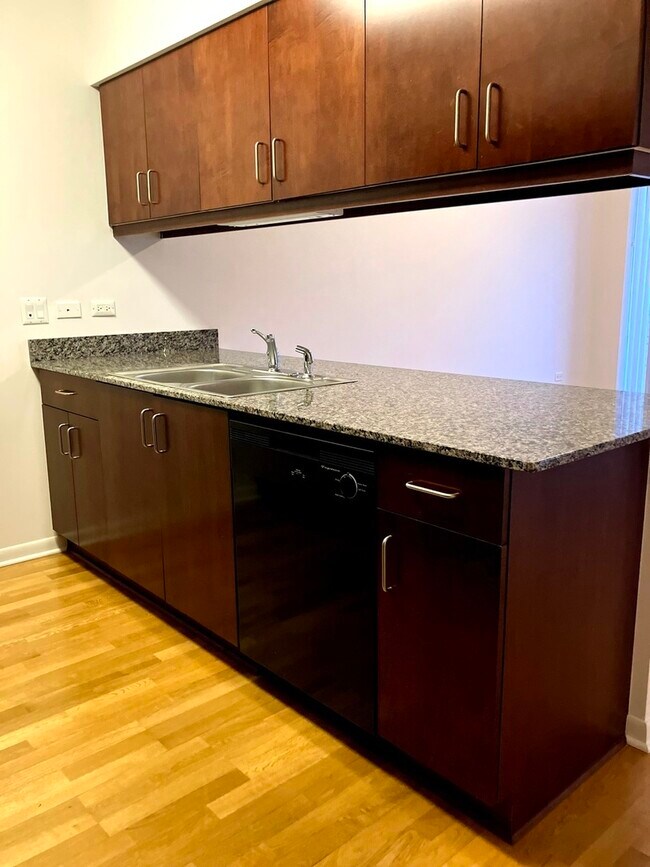 Building Photo - 1740 Oak Ave