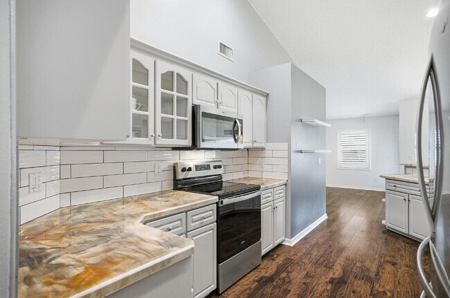 Building Photo - "Charming 3-Bedroom Home with 2 Full Baths and 2032 Sq Ft of Comfort in Palm Coast!"