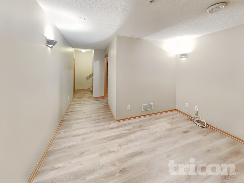 Building Photo - 7010 S Park Dr