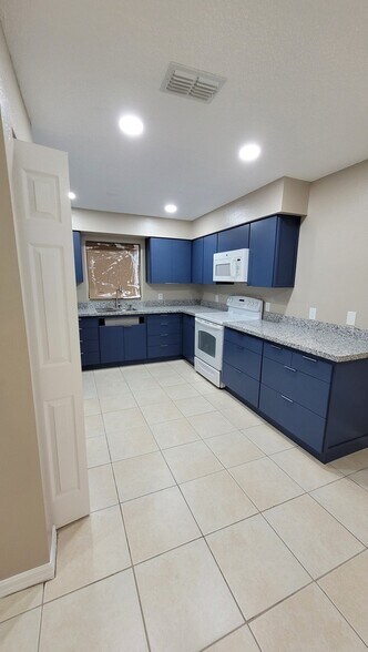 Building Photo - 4021 Catalina Dr