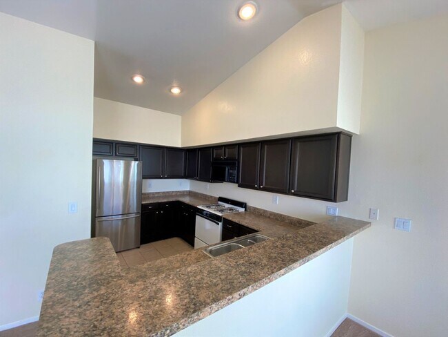 Building Photo - 2 BEDROOM 2 BATH IN NORTHWEST DOUBLE GATED GOLF COURSE COMMUNITY!