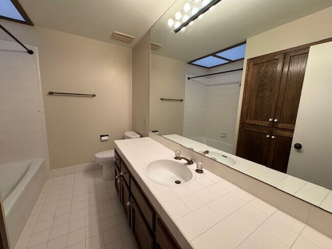 Building Photo - Wonderful 3 bedroom, 2 bath single level home in desirable Orinda Woods community-now available f...