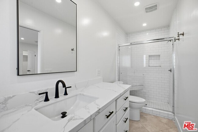 Building Photo - 13025 Moorpark St