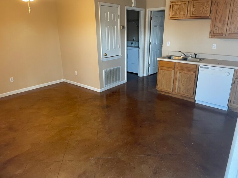 Primary Photo - 765 Old Mayhew Rd