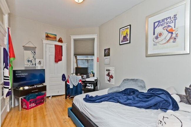 Building Photo - 3 bedroom in Chicago IL 60657